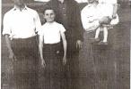 rodina u Opalky, zľava Blažej Slivka, XY Ján Slivka s dcérou Máriou, vpredu Ján Slivka, syn Blažeja