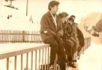 chlapci na zábradlí mosta pri škole