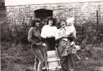 rodina Krchová pred sťahovaním z Riečnice, zľava: Marta, Oľga, mama Anna s vnúčaťom