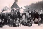 žiaci v Harvelke pri kostole, rok 1945?