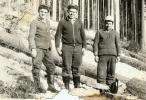 spomienka na už nebohých drevorubačov zo Stanovej rieky /zľava/ - Anton Maťko, Jozef a Justin Chreno