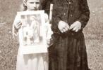 Oľga Šušotová so starou mamou Žofiou Strakošovou