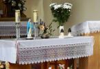 k mariánskej pobožnosti je pripravený oltár
