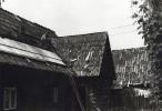 u Opalky, dom Martina Šimeka s gazdom na streche pri " pobijani šindelov"