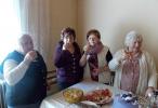 slávnostný prípitok 80 ročnej Márie Belkovej so svojimi sestrami