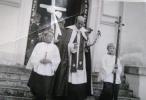 z pohrebu Adama Chvasteka , kňaz Pavol Moravec s miništrantami Jozefom Judákom a Jánom Buchom