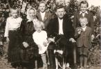 rodina od Hruškuliaka, odsťahovaná do Skalice, zľava Rudolf, Jozef, Viliam,, vpravo Vincent, vedľa sedí otec Vincent s manželkou Justínou rod.Brisudovou, pri nej dcéra Anna 
