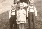 Štefánia Poništová so svojimi vnúčatami, v strede suseda Anka Lutišanová
