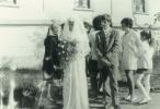 svadba Anežky Danihlovej, čakanie na mladého zaťa, vzadu mama Anežky a Mariška Borovicová