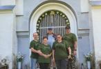 obdivuhodná rodina - potomkovia Ernesta Poništa, ktorí ochotne vyrobili ochrannú sieť na vchod do kostola